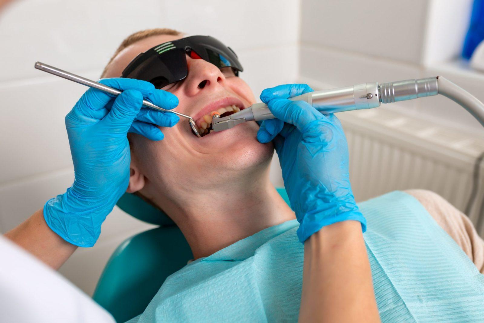 Врач лечащий кариес. Стоматолог. Зубы стоматолог терапевт.